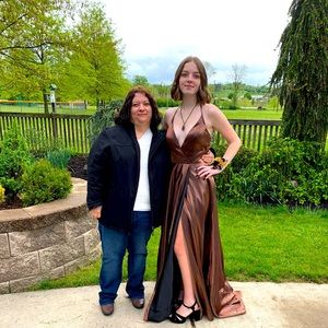 Prom dress paid $400 selling for $286.